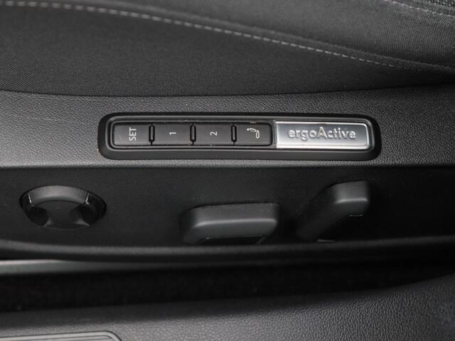 Volkswagen GOLF 1.4 204 Pk Automaat eHybrid Style | Adaptive Cruise | Climate Control | Stoelverwarming | Navigatie | Parkeersensoren | Carplay | 17 inch | 87.913 Km!!