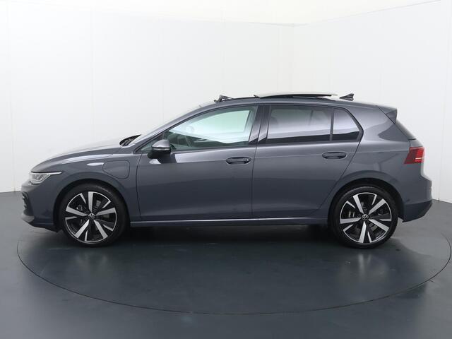 Volkswagen GOLF 1.5 eHybrid Life Edition | 204 PK | Automaat | Elektrische Panoramadak | Cruise control adaptief | Achteruitrij camera |