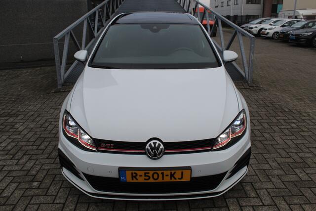 Volkswagen GOLF 2.0 TSI GTI Performance Panoramadak/Adaptive cruise control/Digital dash/Achteruitrijcamera/Climate control/Keyless/Parkeersensoren rondom/Dynaudio/19" velgen/Stoel en spiegelverwarming