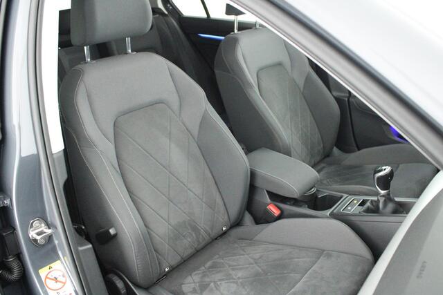 Volkswagen GOLF 1.5 TSI 130pk Style Carplay Stoelverwarming Panoramadak Trekhaak