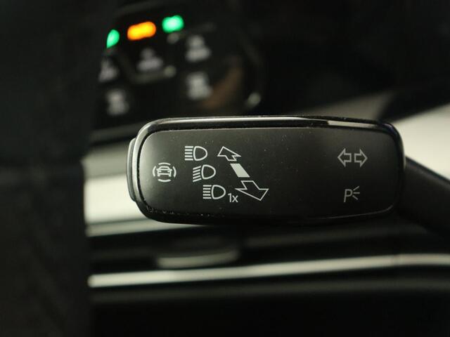 Volkswagen GOLF 1.5 eTSI Life | Stoelverwarming | Carplay | Massage | Adaptive cruise | Navigatie | Sfeerverlichting | Parkeerhulp | Full LED | Memory