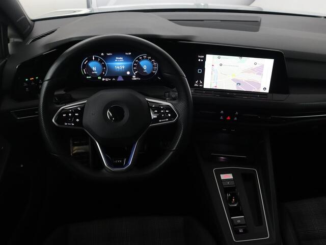 Volkswagen GOLF 1.4 eHybrid GTE | Stoelverarming | Trekhaak | Carplay | Adaptive cruise | 18'' | Sportstoelen | Navigatie | Sfeerverlichting | Climate control | Parkeerhulp | PHEV | Plug In