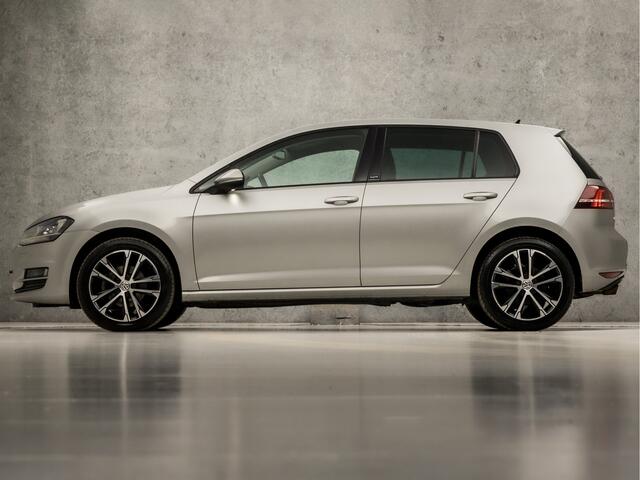 Volkswagen GOLF 1.2 TSI Sportline Automaat (APPLE CARPLAY, NAVIGATIE, CLIMATE, XENON, STOELVERWARMING, LM VELGEN, SPORTSTOELEN, GETINT GLAS, PARKEERSENSOREN, LEDER STUURWIEL, NIEUWSTAAT)