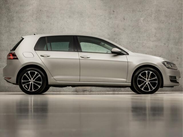 Volkswagen GOLF 1.2 TSI Sportline Automaat (APPLE CARPLAY, NAVIGATIE, CLIMATE, XENON, STOELVERWARMING, LM VELGEN, SPORTSTOELEN, GETINT GLAS, PARKEERSENSOREN, LEDER STUURWIEL, NIEUWSTAAT)