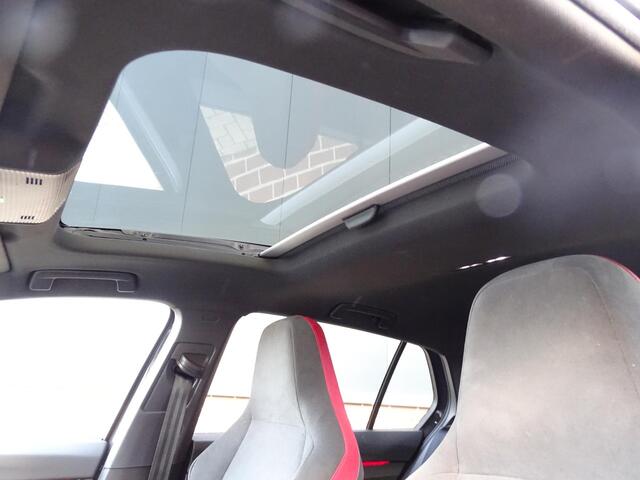 Volkswagen GOLF 2.0 TSI GTI CLUB SPORT 300 PK | PANORAMADAK | NAVIGATIE | SFEERVERLICHTING | STOEL/STUUR VERWARMING | DAB | ACHTERUIT RIJ CAMERA | LED PAKKET | IQ LED | APPLE CARPLAY |