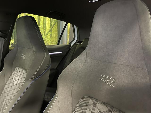 Volkswagen GOLF 1.5 eTSI R-Line Edition | Apple Carplay | Stuurverwarming | Head-up-Display | Zwenkhaak | Achteruitrijcamera | Navigatie |