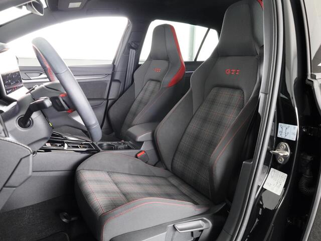 Volkswagen GOLF 2.0 TSI GTI 265PK DSG | Verlengde garantie | Panorama dak | Head up Display | Blackstyle | 19"LM velgen |