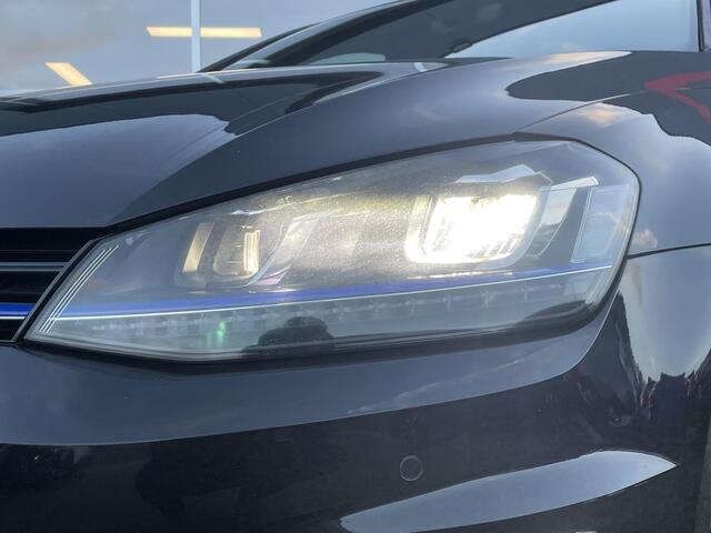 Volkswagen GOLF 1.4 TSI GTE Connected Series - Navigatie - Lederen bekleding - Climate Controle - Dode hoek waarschuwing