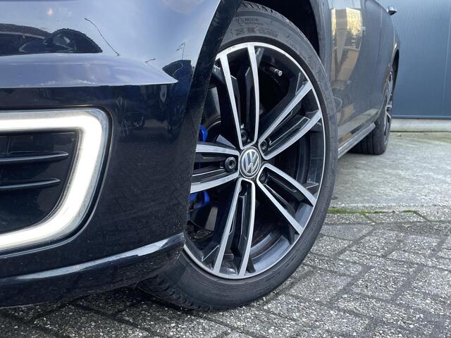 Volkswagen GOLF 1.4 TSI GTE Connected Series - Navigatie - Lederen bekleding - Climate Controle - Dode hoek waarschuwing