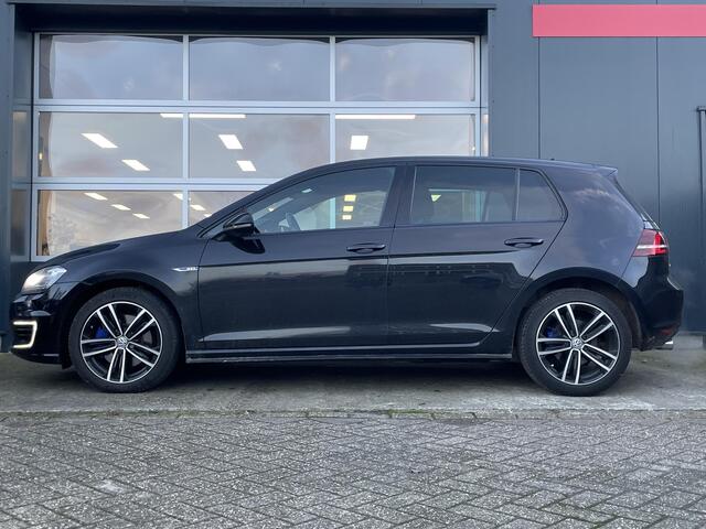 Volkswagen GOLF 1.4 TSI GTE Connected Series - Navigatie - Lederen bekleding - Climate Controle - Dode hoek waarschuwing