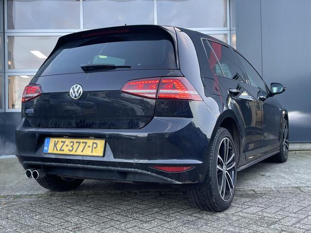 Volkswagen GOLF 1.4 TSI GTE Connected Series - Navigatie - Lederen bekleding - Climate Controle - Dode hoek waarschuwing