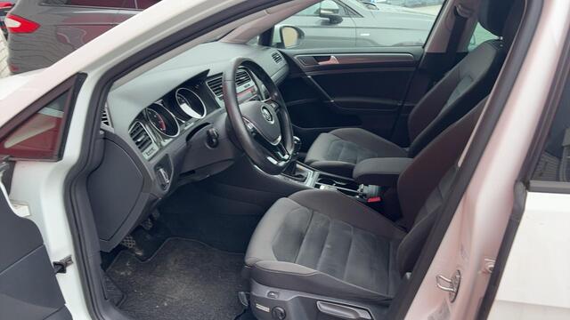 Volkswagen GOLF 1.5 TSI Comfortline Business TREKHAAK / STOELVERW / CARPLAY / ACC / DAB+ / NAVI / CLIMA / PDC / NL-AUTO