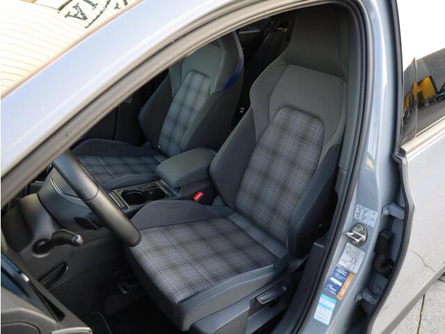 Volkswagen GOLF GTE 1.4 PHEV 245PK | Achteruitrijcamera | Adaptive Cruise | Stoel&Stuurverwarming | Getint Glas | Carplay/Android |