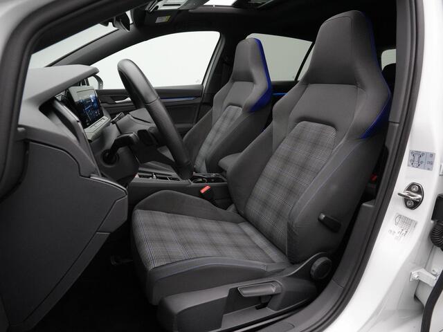 Volkswagen GOLF 1.4 eHybrid 245 pk DSG GTE | Panoramadak | Trekhaak | IQ Light | Head-up display | Stuur-/stoelverwarming | Achteruitrijcamera