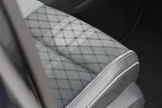 Volkswagen GOLF 1.5 eTSI R-Line Business | IQ/Dynamic light | Panoramadak | Rijklaar