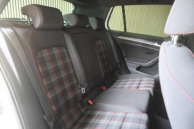 Volkswagen GOLF 2.0 TSI GTI Performance trekhaak digital cockpit