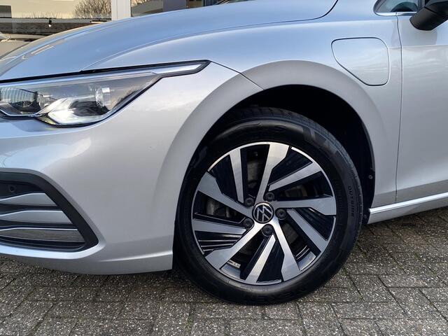 Volkswagen GOLF 1.4 eHybrid Style / Automaat / 59.000 Km / Digitaal Dashboard / LED / DAB / Navi / Apple-Carplay&Android-Auto / ELKTR-Bestuurderstoel met massagefunctie / Stuur+Stoelverwarming / Adaptieve Cruise-Control / Climate-Control / Lane-Assist / Flippers / EKTR-P