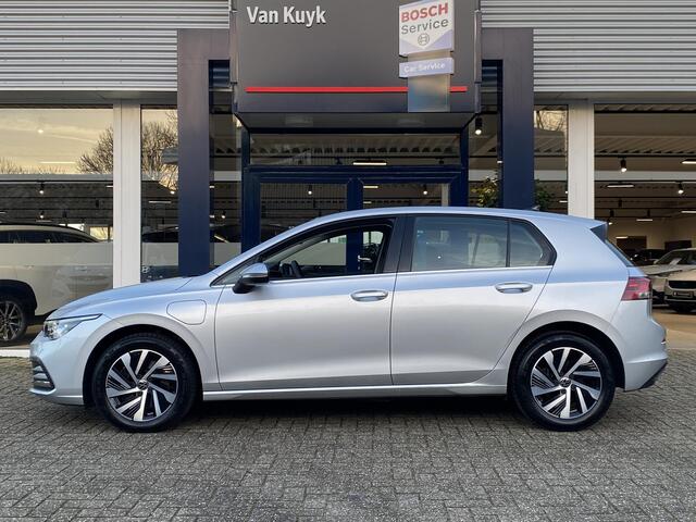 Volkswagen GOLF 1.4 eHybrid Style / Automaat / 59.000 Km / Digitaal Dashboard / LED / DAB / Navi / Apple-Carplay&Android-Auto / ELKTR-Bestuurderstoel met massagefunctie / Stuur+Stoelverwarming / Adaptieve Cruise-Control / Climate-Control / Lane-Assist / Flippers / EKTR-P