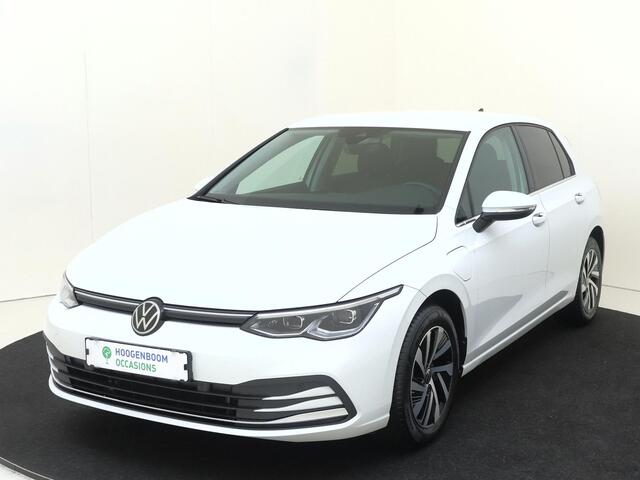 Volkswagen GOLF 1.4 eHybrid Style | SoH 98% | Adaptieve cruise control | Achteruitrijcamera | 3-zone airco | Dodehoek detectie | Stoel- en stuurwielverwarming | CarPlay |