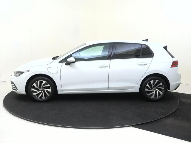 Volkswagen GOLF 1.4 eHybrid Style | SoH 98% | Adaptieve cruise control | Achteruitrijcamera | 3-zone airco | Dodehoek detectie | Stoel- en stuurwielverwarming | CarPlay |