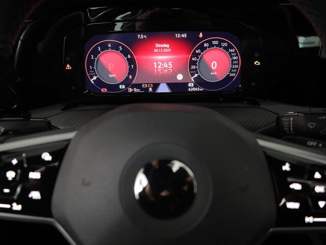 Volkswagen GOLF 1.5 eTSI R-Line 150 pk Automaat (DSG) | Navigatie | Panoramadak | Parkeersensoren (Park assist) | Achteruitrijcamera | Stoelverwarming | R-Line |