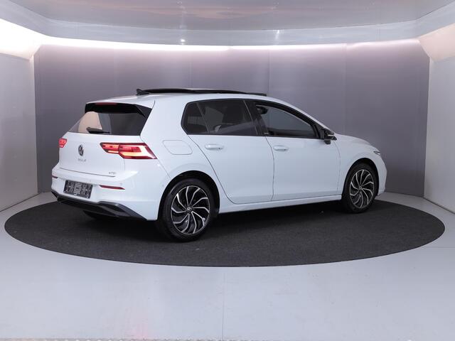 Volkswagen GOLF 1.5 eTSI Life United 150 pk Automaat (DSG) | Navigatie | Panoramadak | Parkeersensoren (Park assist) | Matrix LED koplampen | Stoelverwarming |