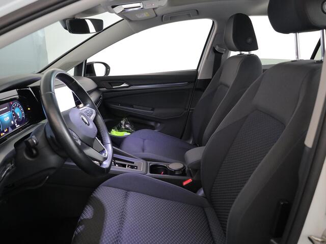 Volkswagen GOLF 1.5 eTSI Life United 150 pk Automaat (DSG) | Navigatie | Panoramadak | Parkeersensoren (Park assist) | Matrix LED koplampen | Stoelverwarming |