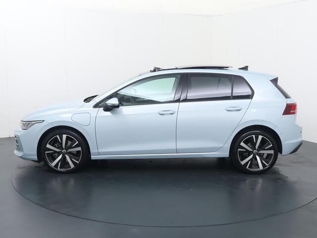 Volkswagen GOLF 1.5 eHybrid Life Edition | 204 PK | Automaat | SoH 98% | Multifunctioneel stuurwiel | Panoramadak | Stoelverwarming |