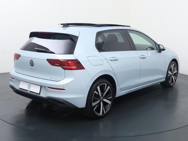 Volkswagen GOLF 1.5 eHybrid Life Edition | 204 PK | Automaat | SoH 98% | Multifunctioneel stuurwiel | Panoramadak | Stoelverwarming |