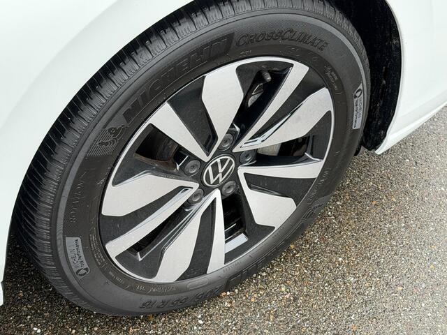 Volkswagen GOLF 1.5 eTSI 150pk DSG Goal | Camera | Trekhaak | Dode hoek | IQ light | Rijklaar incl. garantie