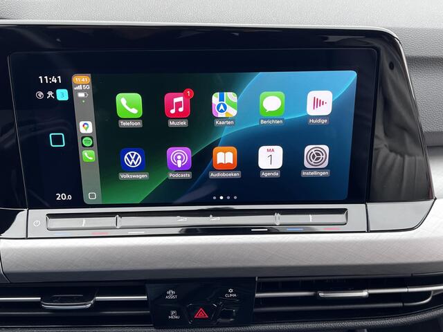 Volkswagen GOLF Variant 1.5 eTSI Life Business AUTOMAAT / Trekgewicht 1.400 kg / Navigatie / Apk tot 11-2027 /Digitaal dashboard / Climate control / Navigatie / Apple Carplay Android /
