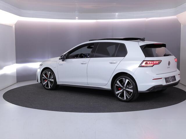 Volkswagen GOLF 1.5 eHybrid GTE 272 pk Automaat (DSG) | Verlengde garantie | Navigatie | Panoramadak | Trekhaak (wegklapbaar) | Parkeersensoren (Park assist) | Rondomzicht camera | Stoelverwarming |