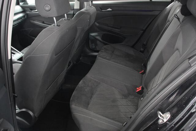 Volkswagen GOLF Variant 1.5 eTSI 150pk DSG Style | Navigatie | Apple Carplay/Android Auto | Lane Assist | Dodehoek Assistent | Head-up Display |Park Assist | Parkeersensoren | Camera | Stuur- en stoelverwarming | Keyless Entry/Start | LED-verlichting voor