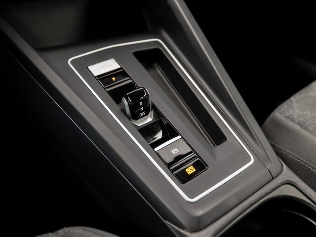 Volkswagen GOLF 1.0 TSI Sport Automaat (VIRTUAL COCKPIT, APPLE CARPLAY, GROOT NAVI, SFEERVERLICHTING, KEYLESS, LM VELGEN, SPORTSTOELEN, ADAPTIVE CRUISE, LED KOPLAMPEN, NIEUWSTAAT)