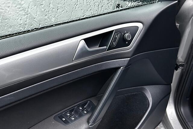 Volkswagen GOLF 1.0 TSI Trendline NAVI CLIMA PDC 17" 99325KM!