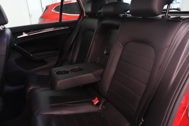 Volkswagen GOLF 1.0 TSI Highline Business R-Line | Panoramadak | Camera | Key-less | Lederen Sportstoelen | Adaptieve cruise |