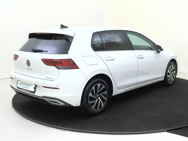 Volkswagen GOLF 1.4 eHybrid Style | SoH 98% | Adaptieve cruise control | Achteruitrijcamera | 3-zone airco | Dodehoek detectie | Stoel- en stuurwielverwarming | CarPlay |