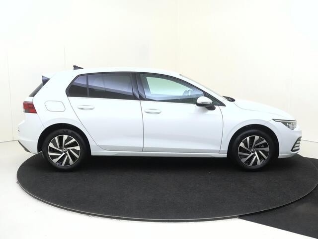 Volkswagen GOLF 1.4 eHybrid Style | SoH 98% | Adaptieve cruise control | Achteruitrijcamera | 3-zone airco | Dodehoek detectie | Stoel- en stuurwielverwarming | CarPlay |