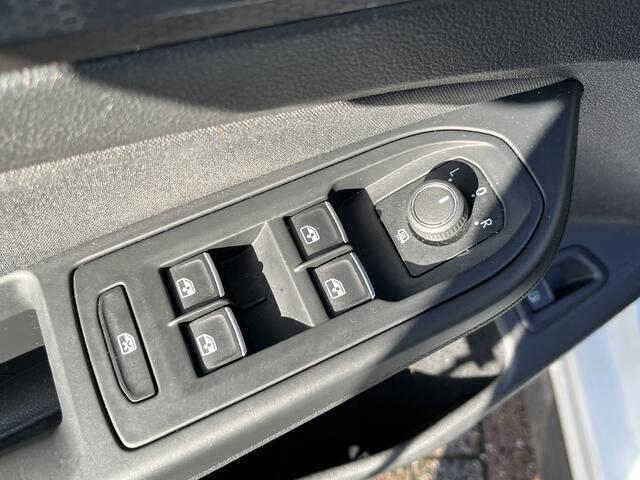 Volkswagen GOLF 1.4 eHybrid GTE / AUTOMAAT/ PARKEER SENSOREN V+A/ ACC/ APP-CONNECT/ RIJ-MODI/ DIGITAL DASH/ DAB/ NAVI/ LED/ LANE-ASSIST/ ISOFIX/ 18'' LMV