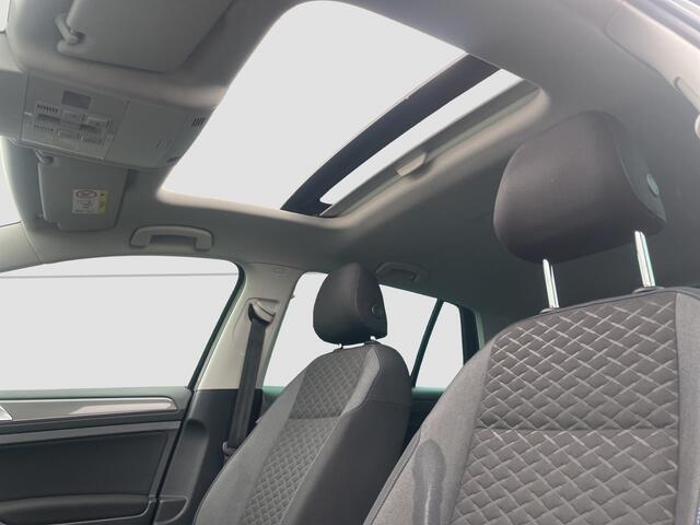 Volkswagen GOLF 1.5 TSI Highline Business R Pano/schuif |