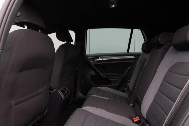 Volkswagen GOLF 1.5 TSI Highline | 2X R-LINE | CAMERA | 19 INCH | STOELVERWARMING |