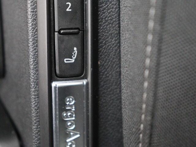 Volkswagen GOLF 1.4 eHybrid Style | Head-Up | Stoelverwarming | Trekhaak | Sfeerverlichting | Massage | Camera | Keyless | Matrix LED | Carplay | Adaptive cruise | Memory | Climate control | PHEV | Plug In