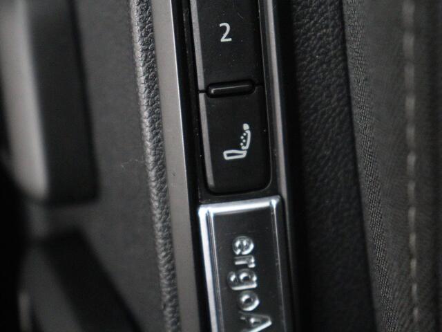 Volkswagen GOLF 1.0 eTSI Life | Stoelverwarming | Camera | Massage | Carplay | Memory | Navigatie | Full LED | Sfeerverlichting | Adaptive cruise