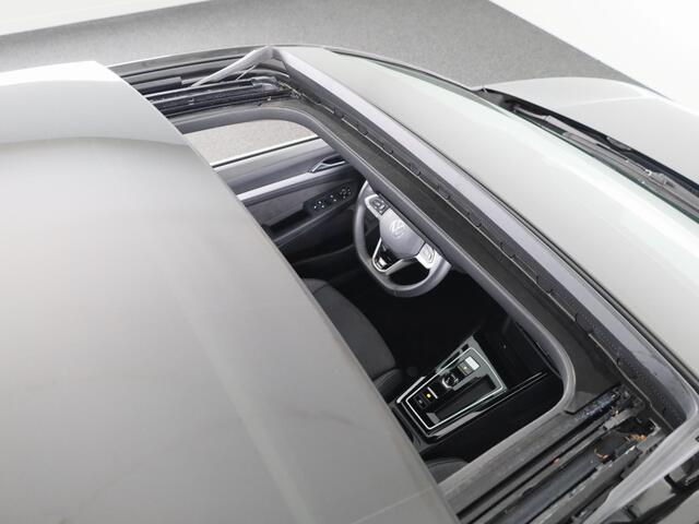 Volkswagen GOLF 1.5 eTSI 50 Jahre Edition 150 pk Automaat (DSG) | Navigatie | Panoramadak | Parkeersensoren | Achteruitrijcamera | Matrix LED koplampen | Stoelverwarming |