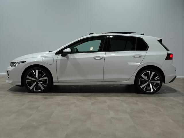 Volkswagen GOLF 1.5 eHybrid 2045pk Life Edition Panorama Ergo Camera 18"velgen Privacy glass 144