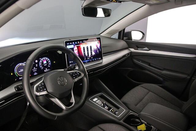 Volkswagen GOLF Life Edition 1.5 TSI eHybrid 204pk DSG Automaat Adaptive cruise control, Achteruitrijcamera, LED koplampen, App connect, Parkeersensoren, Stuurwiel verwarm, Stoelverwarming