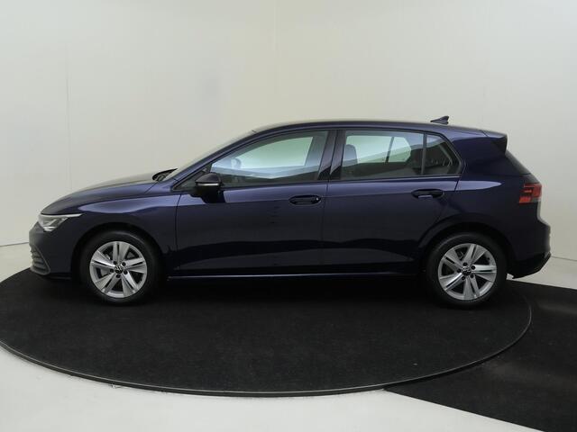 Volkswagen GOLF 1.0 TSI Life | Adaptieve cruise control | Parkeersensoren | Navigatie | CarPlay | Draadloze telefoonlader | Sfeerverlichting |