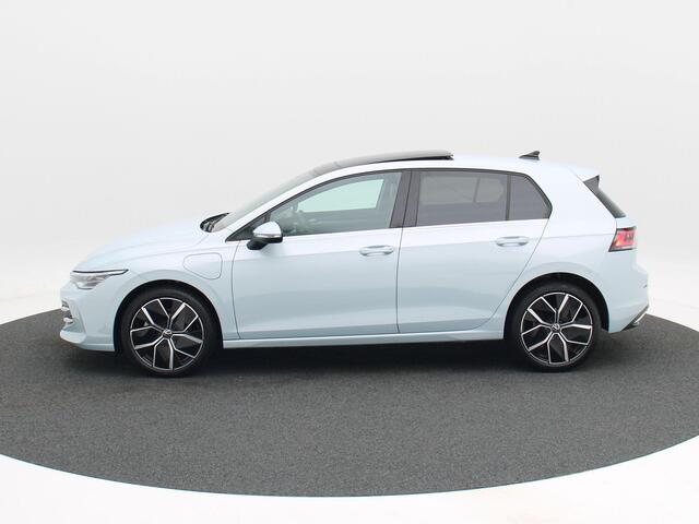 Volkswagen GOLF 1.5 eHybrid 50 Edition 204 Pk Automaat | Panoramadak | Trekhaak Elektrisch | Stoel Verwarming | Adaptive Cruise | Virtual Cockpit | 18 Inch | 19.693 Km!!