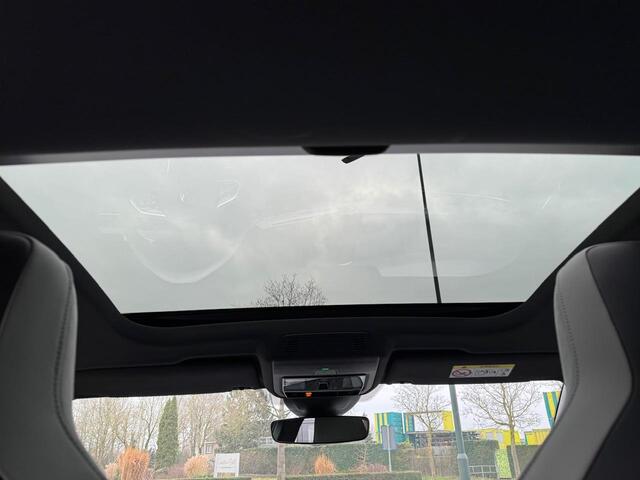 Volkswagen GOLF 1.5 eTSI R-Line DSG | Panodak | IQ.light | LMV18" | NAVI | 1e eig. | Mooi !