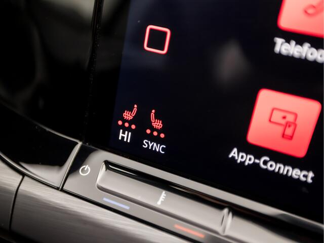 Volkswagen GOLF 1.4 eHybrid Sport 204Pk Automaat (SCHUIFDAK, APPLE CARPLAY, HEAD-UP DISPLAY, STUUR/STOELVERWARMING, MEMORY SEATS, IQ LIGHT KOPLAMPEN, CAMERA, SFEERVERLICHTING, GETINT GLAS, NIEUWSTAAT)